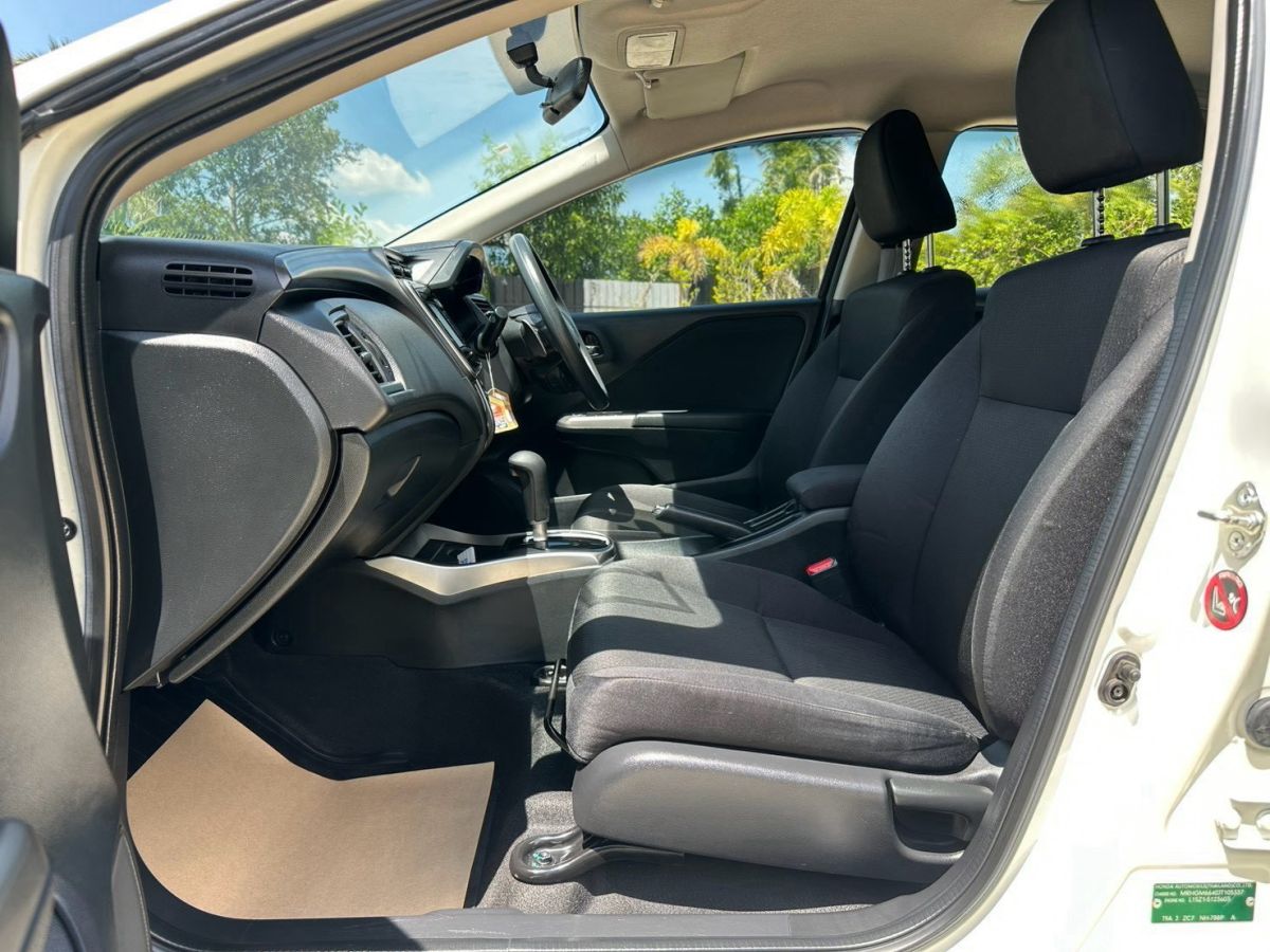 Front view of Honda City 1.5 SV AT year 2018 white color used car in Hatyai รูปที่ 15