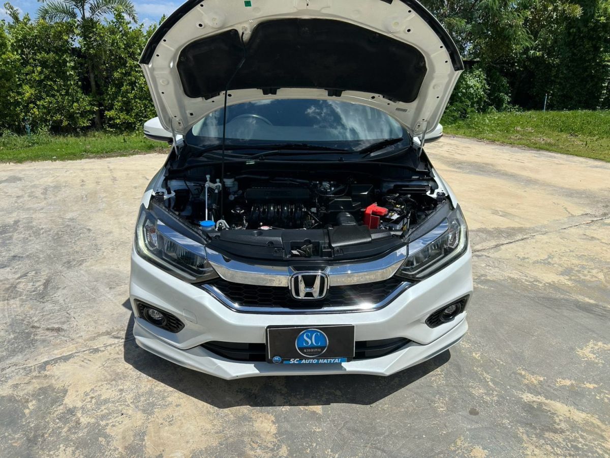 Front view of Honda City 1.5 SV AT year 2018 white color used car in Hatyai รูปที่ 17