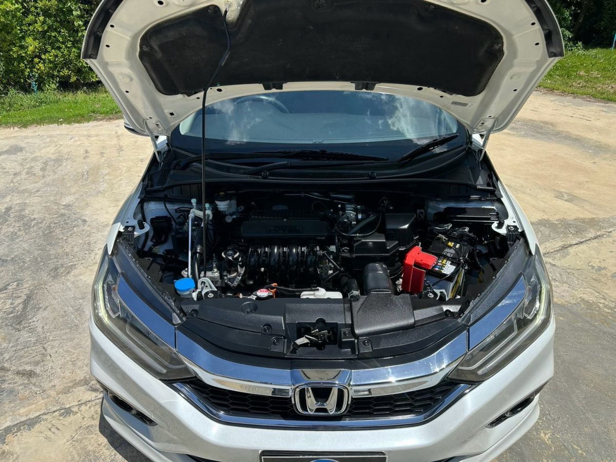 Front view of Honda City 1.5 SV AT year 2018 white color used car in Hatyai รูปที่ 16