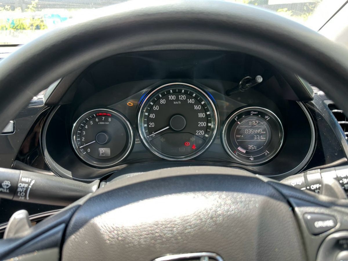 Front view of Honda City 1.5 SV AT year 2018 white color used car in Hatyai รูปที่ 18