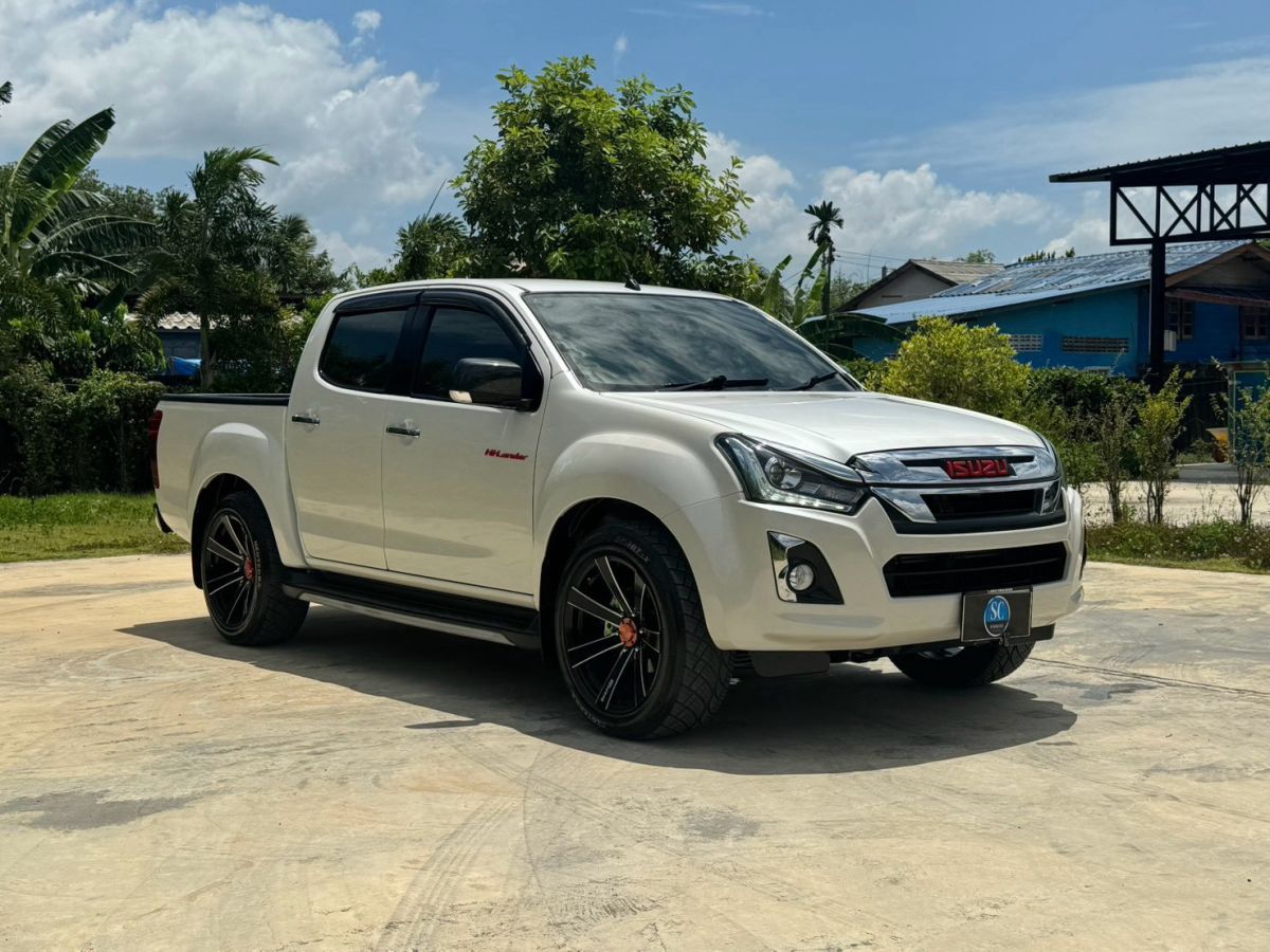 Front view of All New Isuzu D-Max Hi-Lander 4Door 1.9 Ddi Z year 2018 white color used car in Hatyai