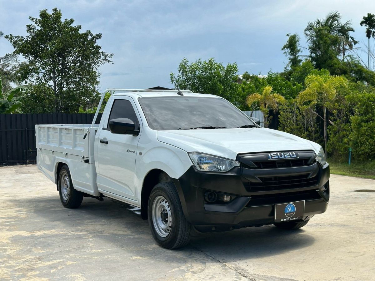 Front view of All New Isuzu D-Max Spark 1.9 Ddi S year 2020 white color used car in Hatyai