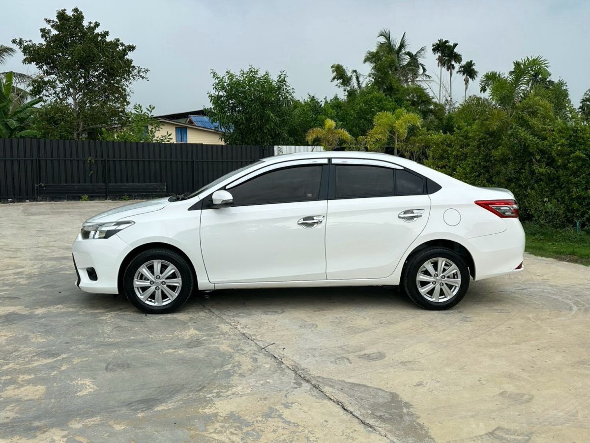 Front view of New Toyota Vios 1.5 E AT year 2017 white color used car in Hatyai รูปที่ 4