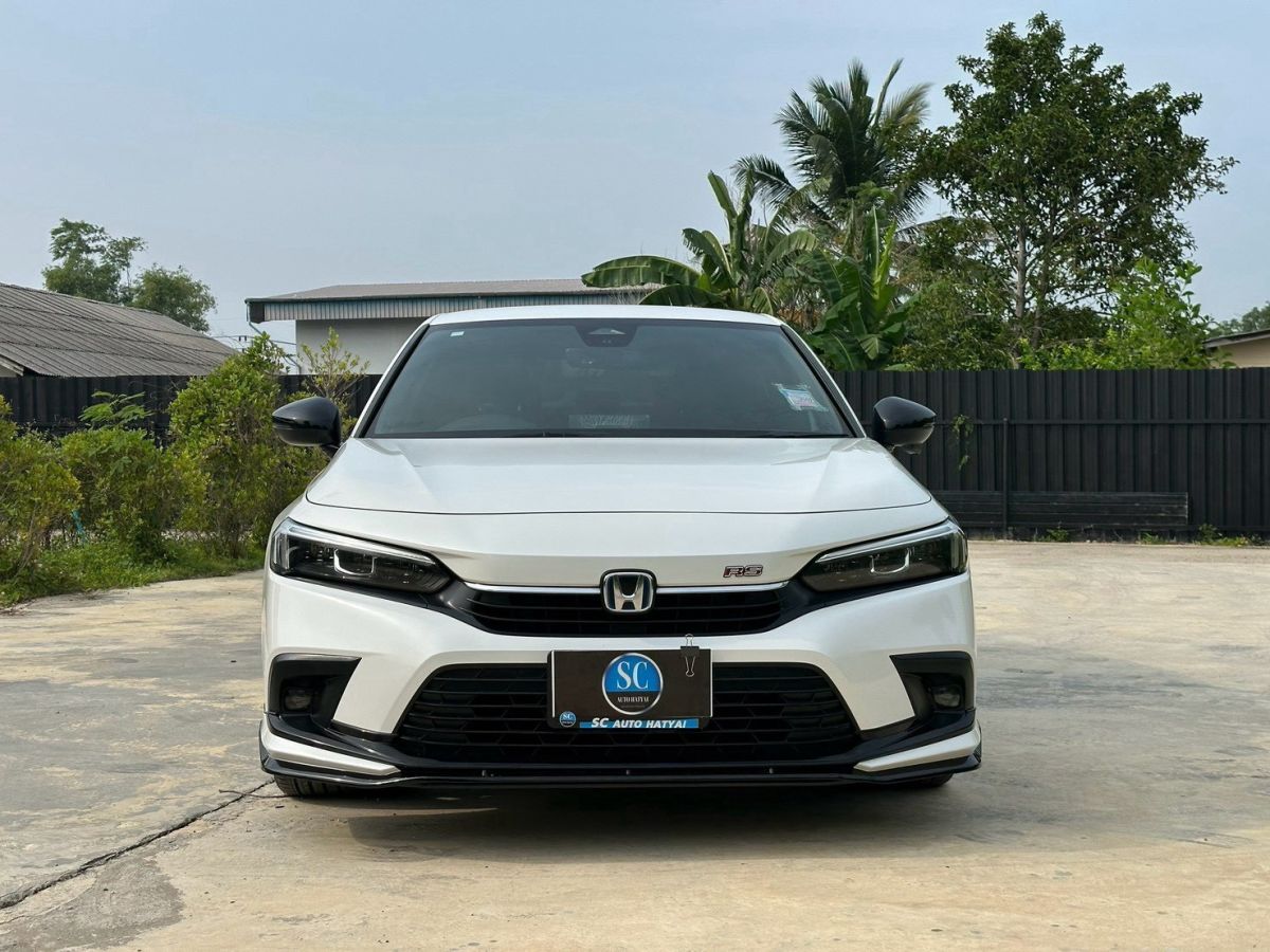 Front view of Honda Civic FE 1.5 Turbo RS year 2022 white color used car in Hatyai รูปที่ 2