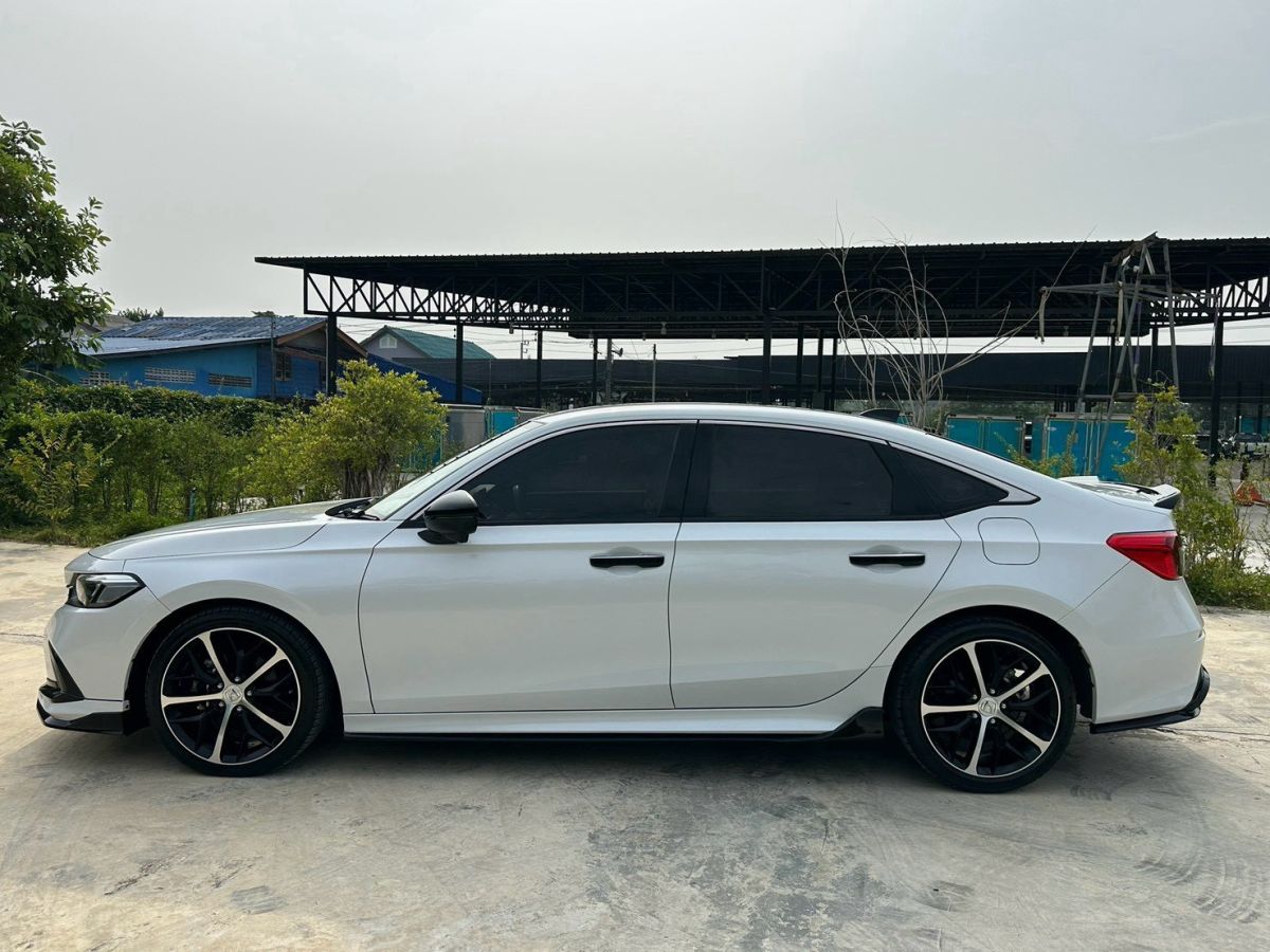 Front view of Honda Civic FE 1.5 Turbo RS year 2022 white color used car in Hatyai รูปที่ 4
