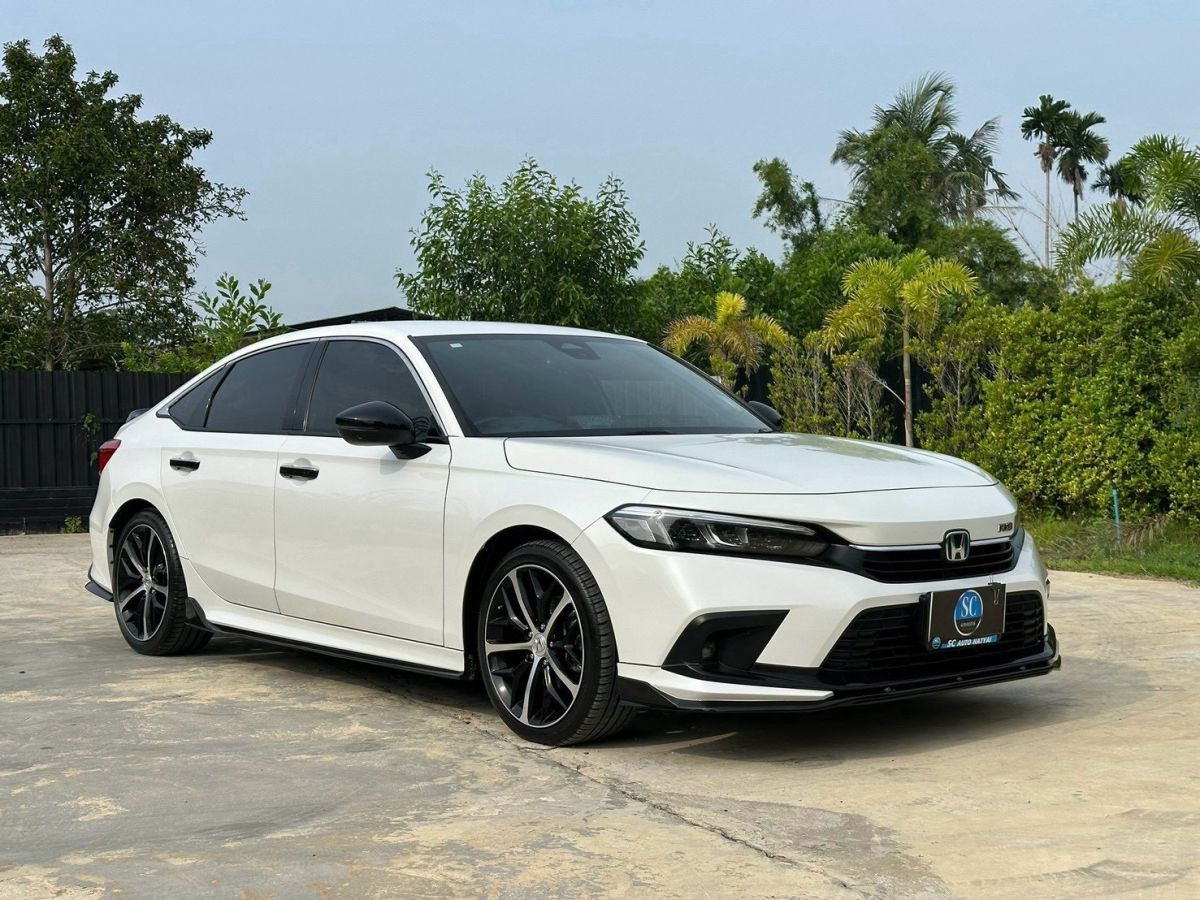 Front view of Honda Civic FE 1.5 Turbo RS year 2022 white color used car in Hatyai รูปที่ 3