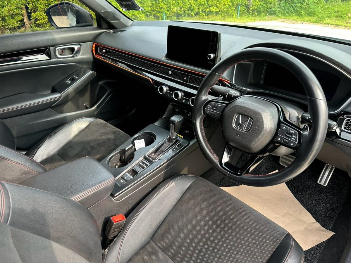Front view of Honda Civic FE 1.5 Turbo RS year 2022 white color used car in Hatyai รูปที่ 9