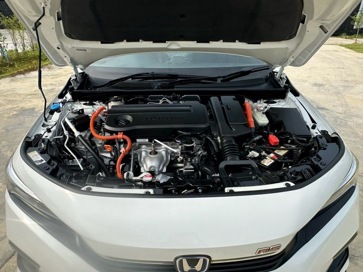 Front view of Honda Civic FE 1.5 Turbo RS year 2022 white color used car in Hatyai รูปที่ 12