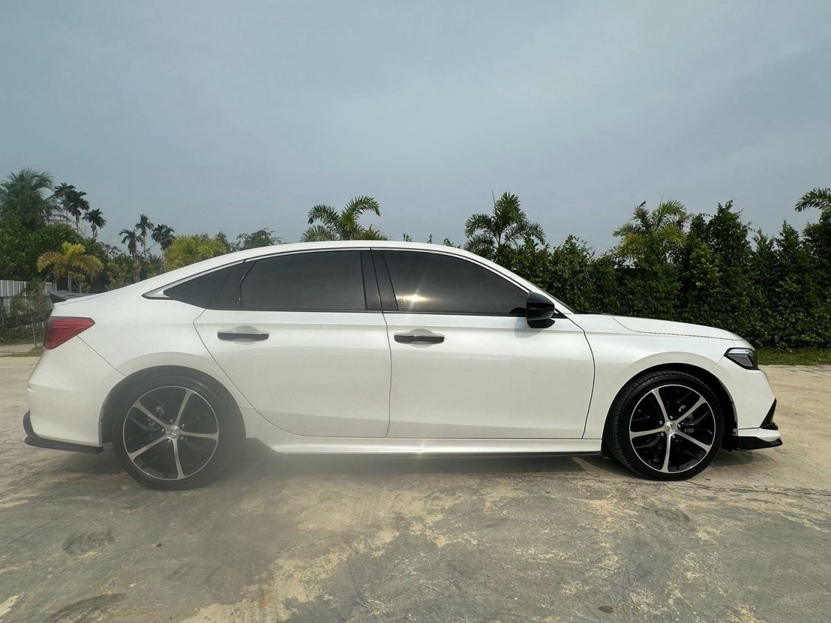 Front view of Honda Civic FE 1.5 Turbo RS year 2022 white color used car in Hatyai รูปที่ 5