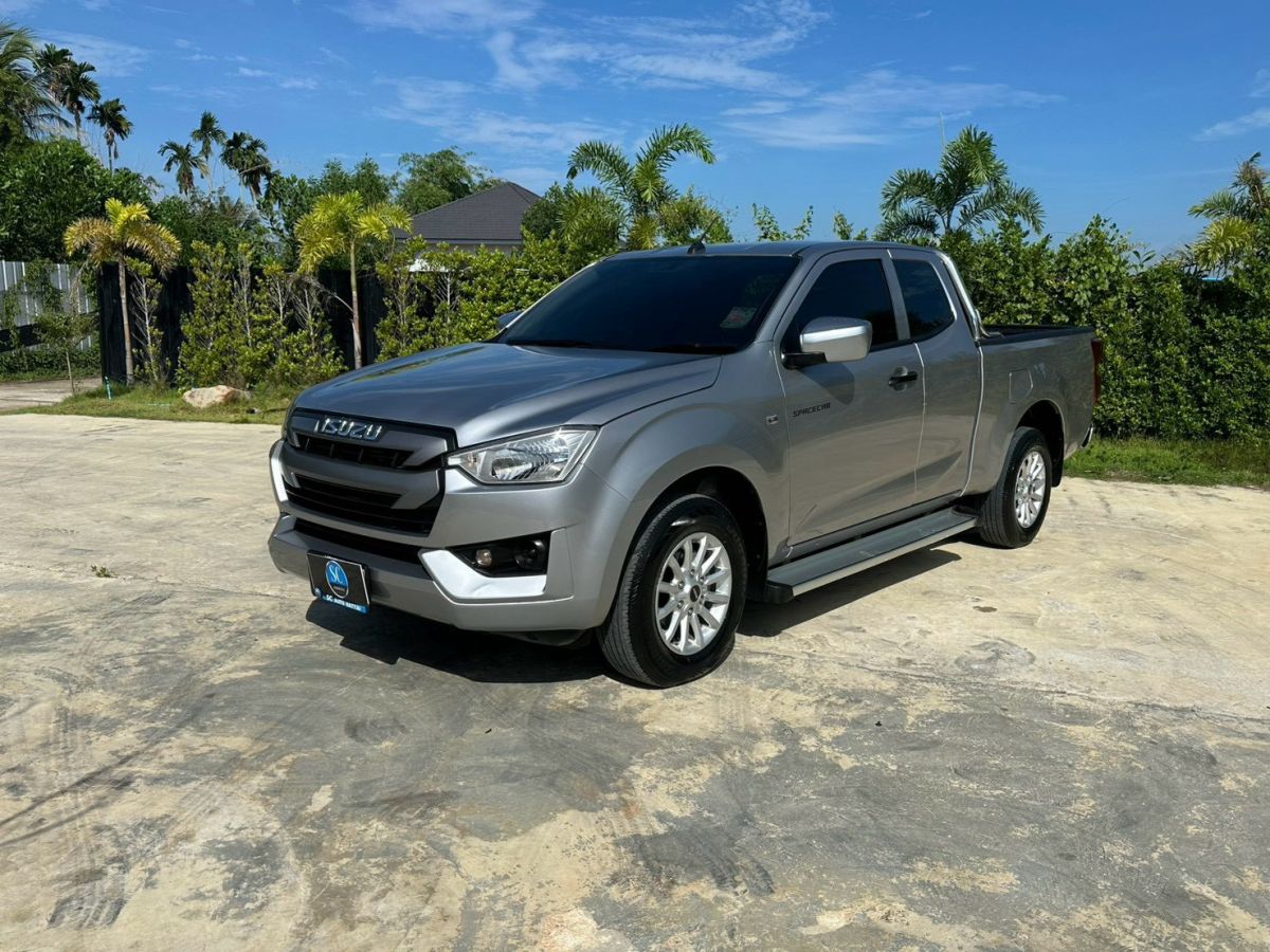Front view of All New Isuzu D-Max Spacecab 1.9 Ddi S AT year 2021 grey color used car in Hatyai
