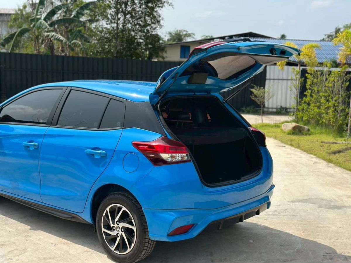 Front view of Toyota Yaris Hatchback 1.2 Sport year 2020 blue color used car in Hatyai รูปที่ 9