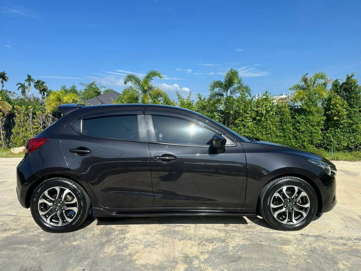 Front view of Mazda 2 Hatchback 1.5 XD Sports year 2015 black color used car in Hatyai รูปที่ 5