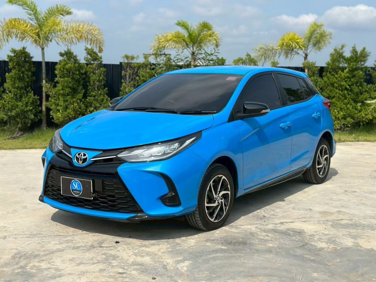 Front view of Toyota Yaris Hatchback 1.2 Sport year 2020 blue color used car in Hatyai รูปที่ 3