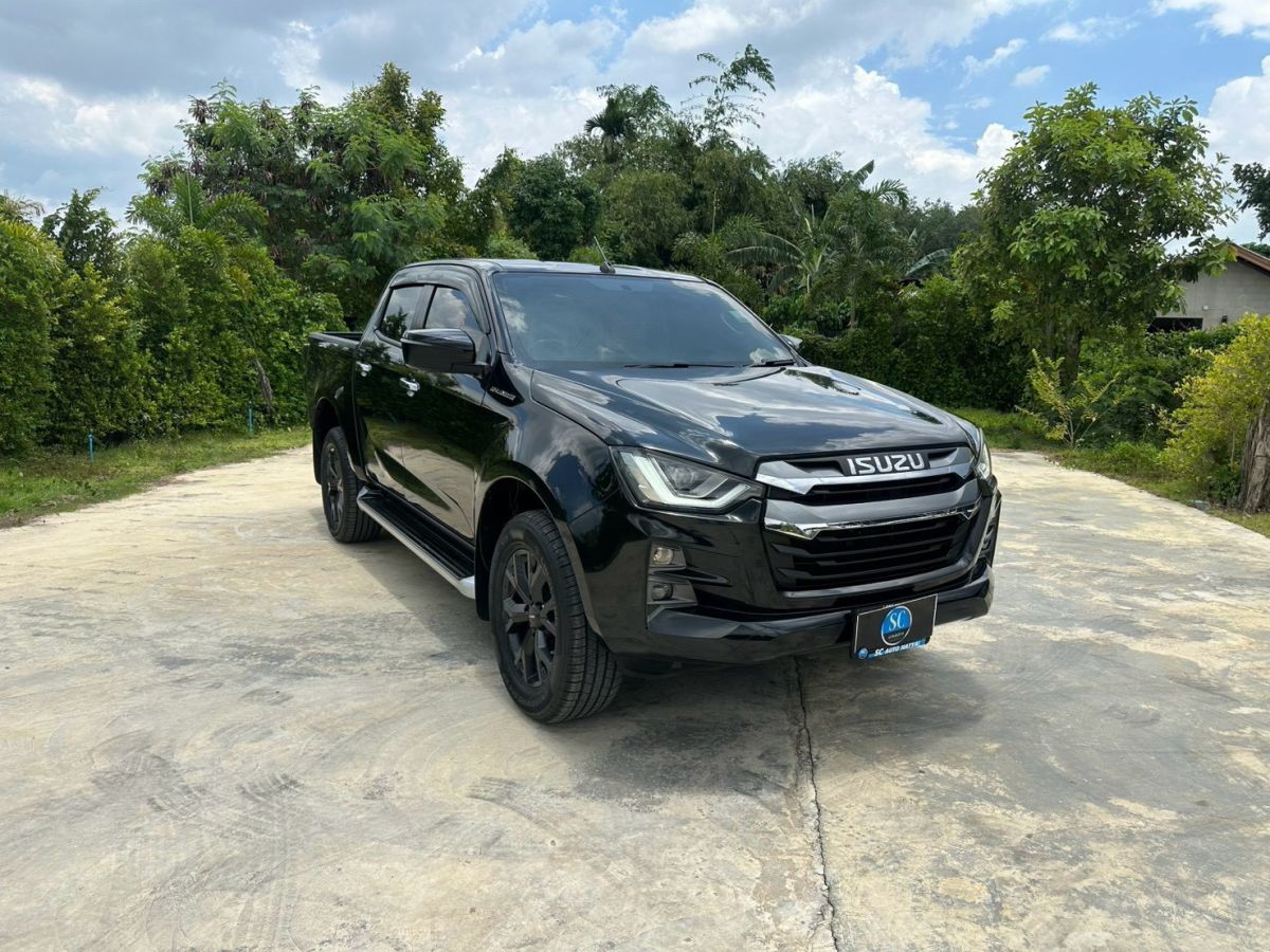 Front view of All New Isuzu D-Max Hi-Lander 4Door 1.9 Ddi Z AT year 2022 black color used car in Hatyai