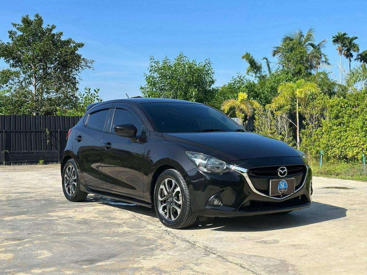 Front view of Mazda 2 Hatchback 1.5 XD Sports year 2015 black color used car in Hatyai รูปที่ 3