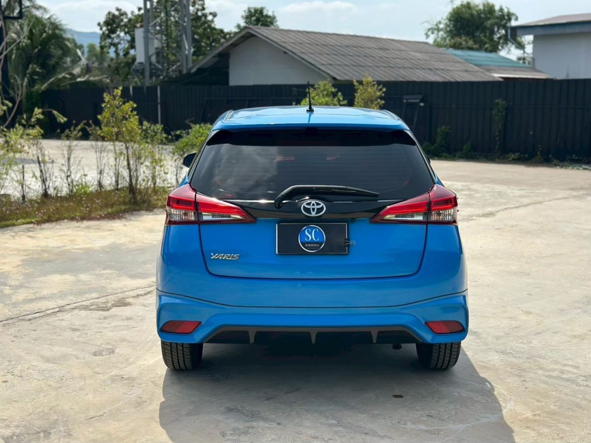 Front view of Toyota Yaris Hatchback 1.2 Sport year 2020 blue color used car in Hatyai รูปที่ 8
