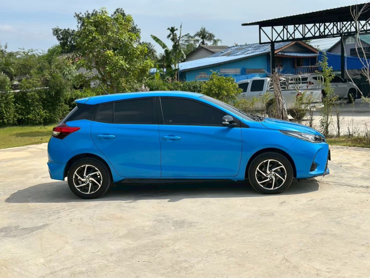 Front view of Toyota Yaris Hatchback 1.2 Sport year 2020 blue color used car in Hatyai รูปที่ 10