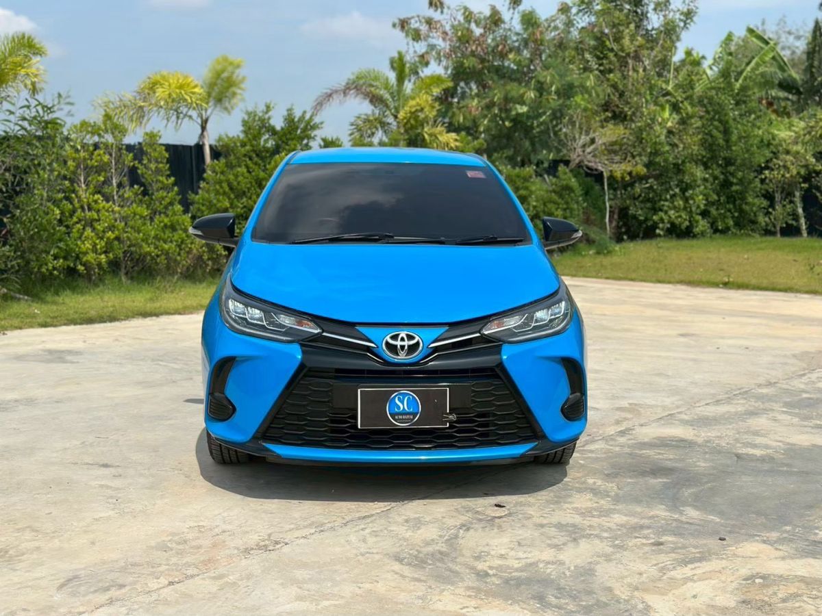 Front view of Toyota Yaris Hatchback 1.2 Sport year 2020 blue color used car in Hatyai รูปที่ 2