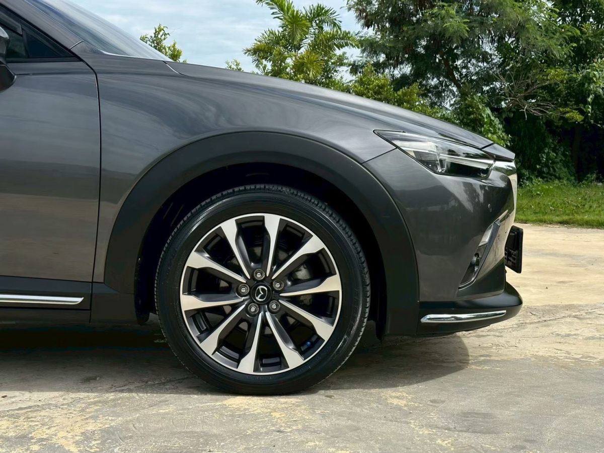 Front view of Mazda CX-3 2.0 Comfort year 2023 grey color used car in Hatyai รูปที่ 5