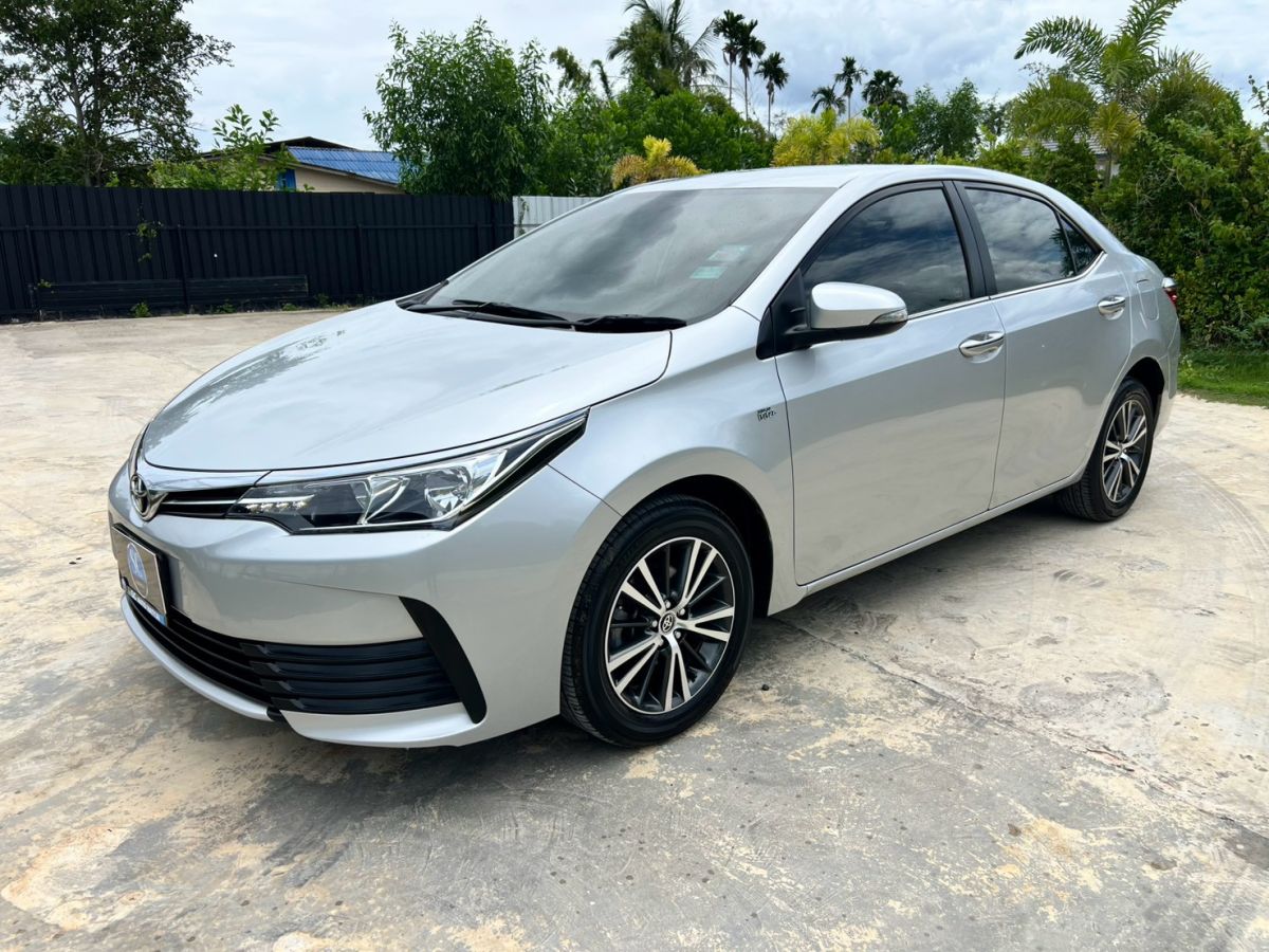 Front view of New Toyota Corolla Altis 1.6 G year 2018 silver color used car in Hatyai