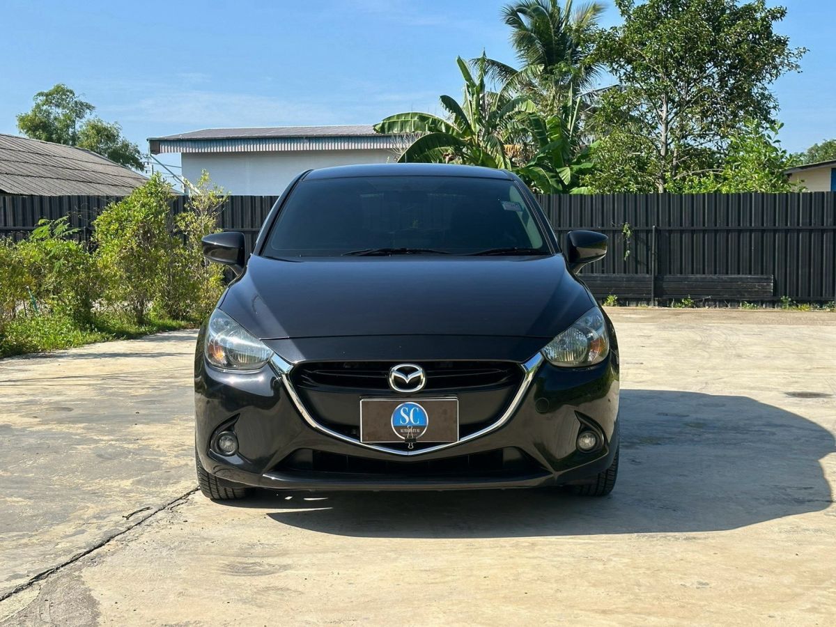 Front view of Mazda 2 Hatchback 1.5 XD Sports year 2015 black color used car in Hatyai รูปที่ 2
