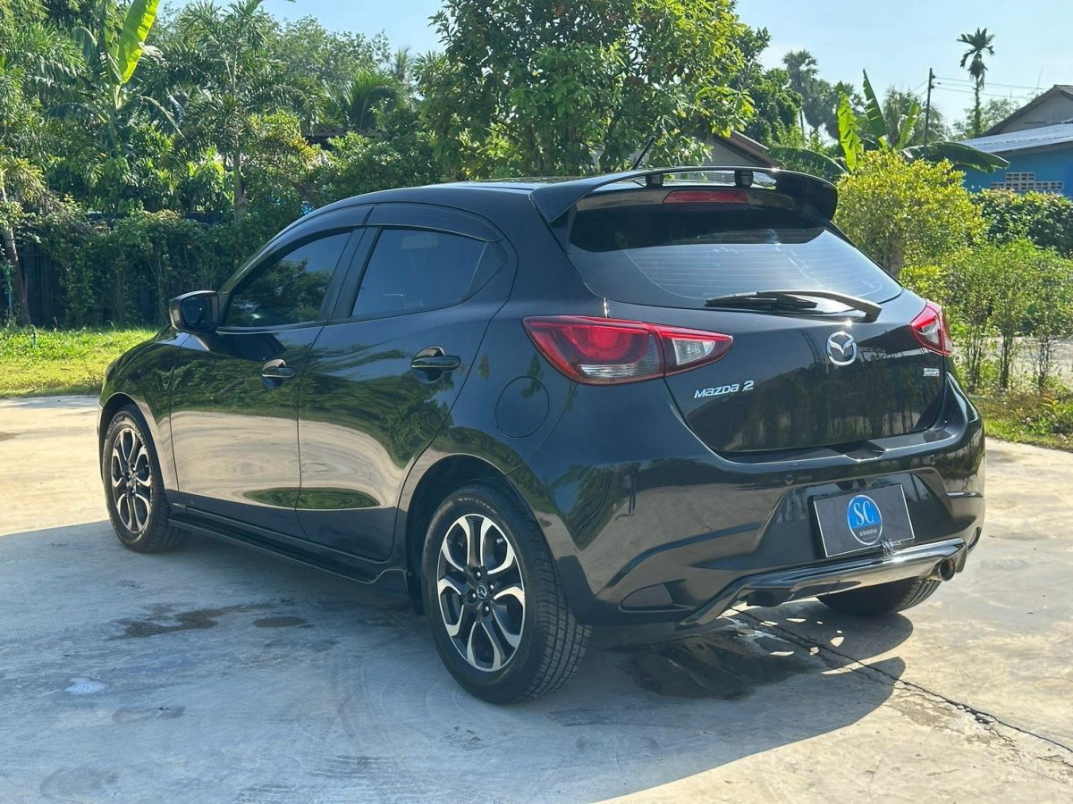 Front view of Mazda 2 Hatchback 1.5 XD Sports year 2015 black color used car in Hatyai รูปที่ 8