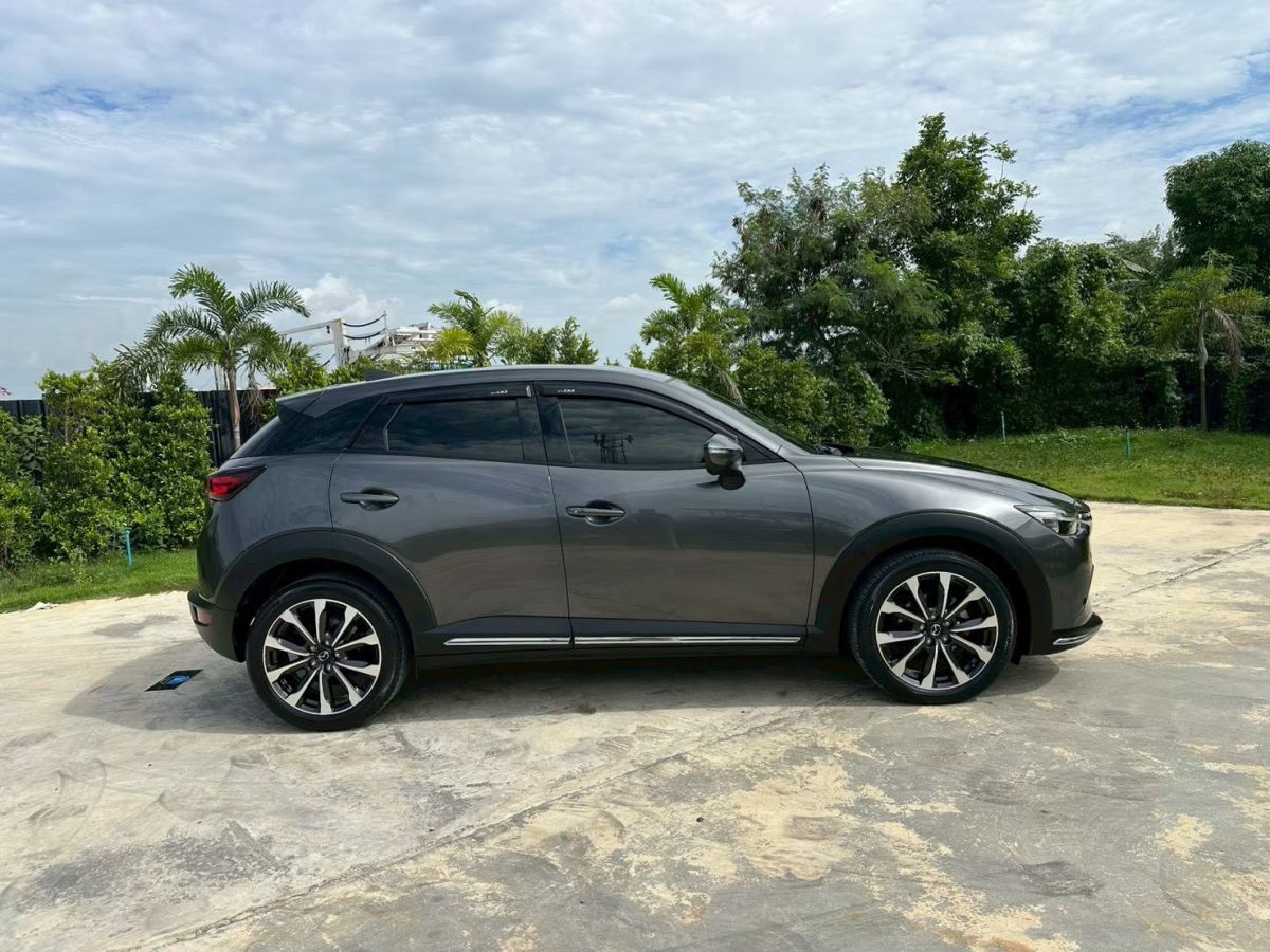 Front view of Mazda CX-3 2.0 Comfort year 2023 grey color used car in Hatyai รูปที่ 3