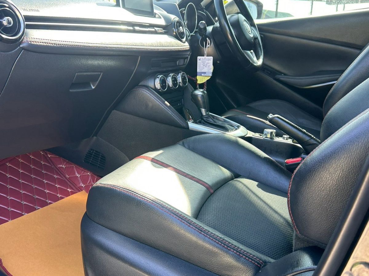 Front view of Mazda 2 Hatchback 1.5 XD Sports year 2015 black color used car in Hatyai รูปที่ 19