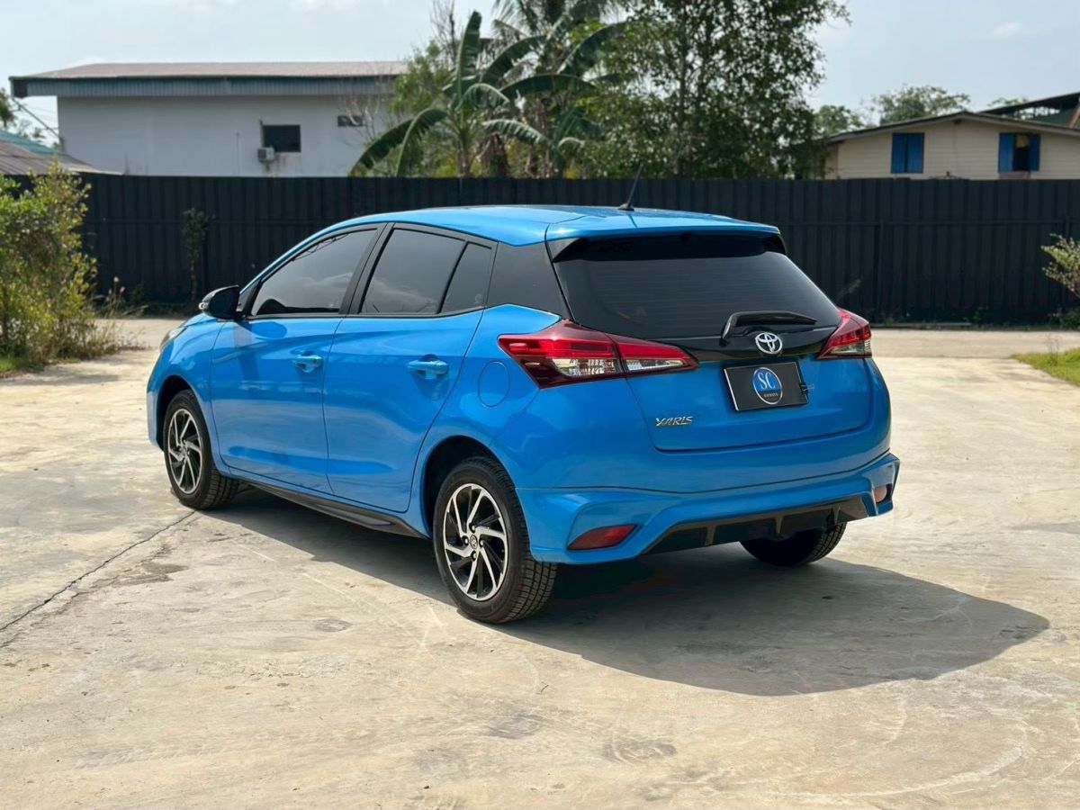 Front view of Toyota Yaris Hatchback 1.2 Sport year 2020 blue color used car in Hatyai รูปที่ 4