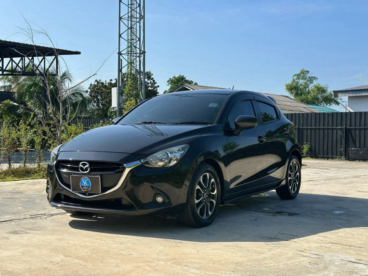 Front view of Mazda 2 Hatchback 1.5 XD Sports year 2015 black color used car in Hatyai