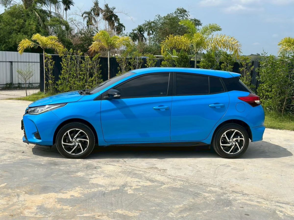 Front view of Toyota Yaris Hatchback 1.2 Sport year 2020 blue color used car in Hatyai รูปที่ 5