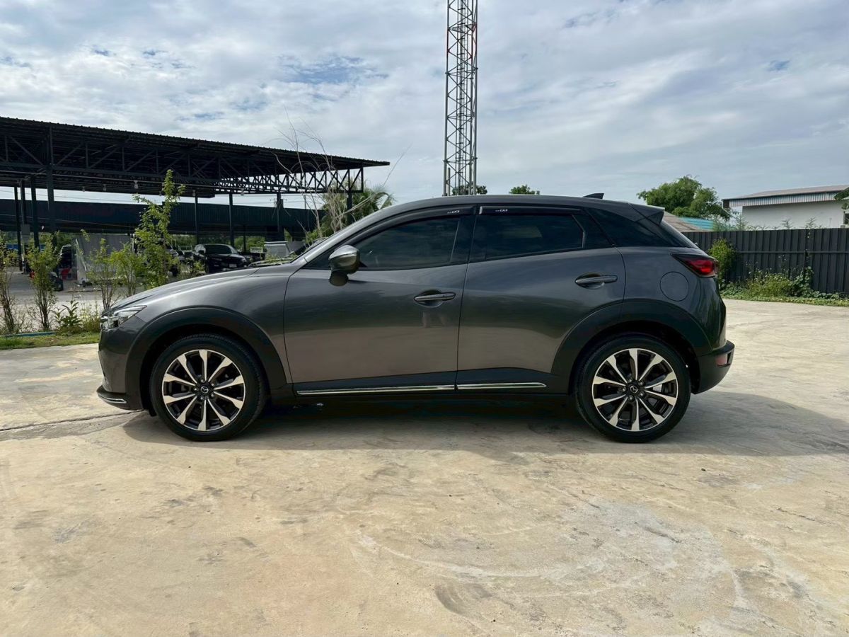 Front view of Mazda CX-3 2.0 Comfort year 2023 grey color used car in Hatyai รูปที่ 4