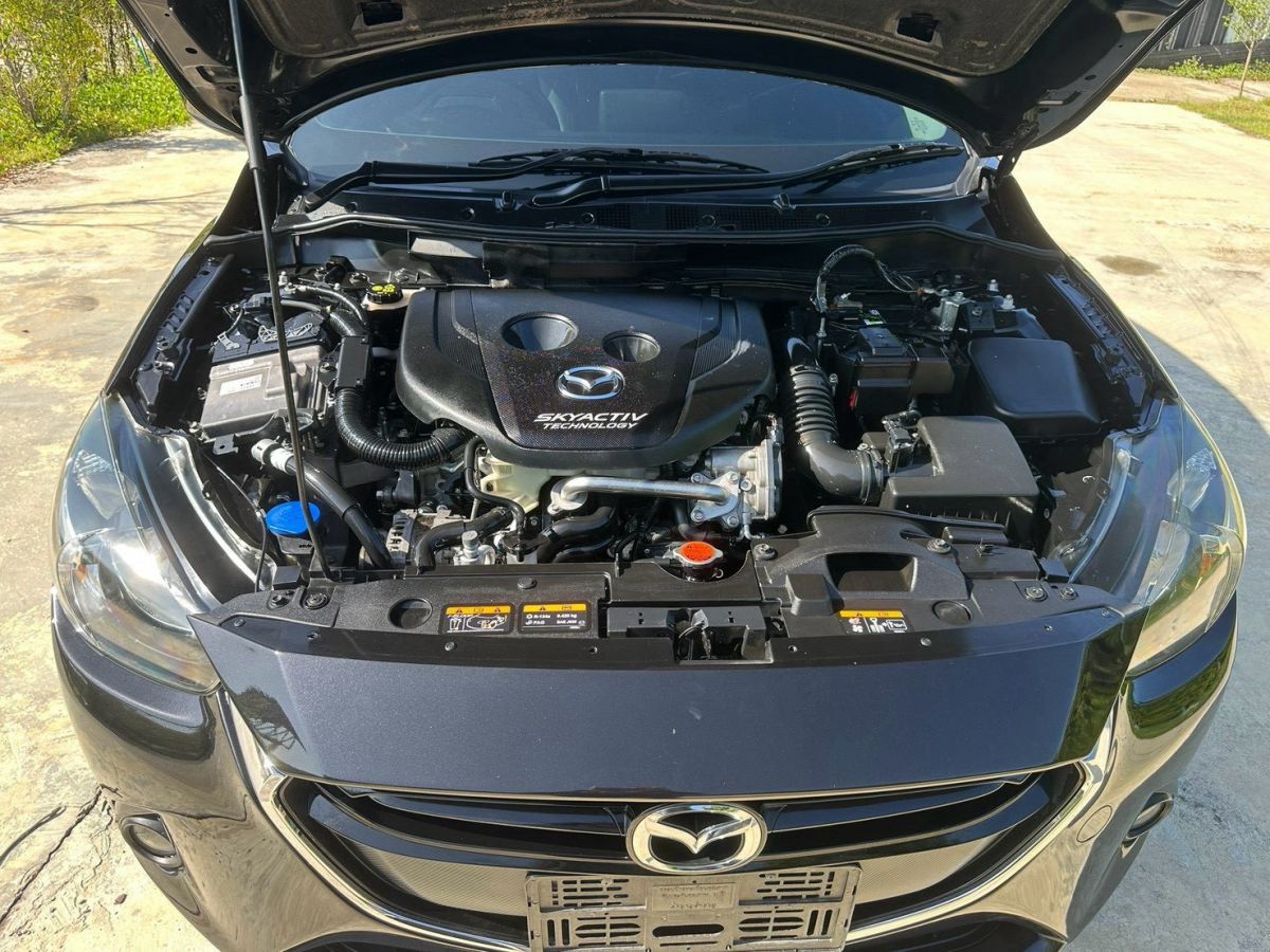 Front view of Mazda 2 Hatchback 1.5 XD Sports year 2015 black color used car in Hatyai รูปที่ 14