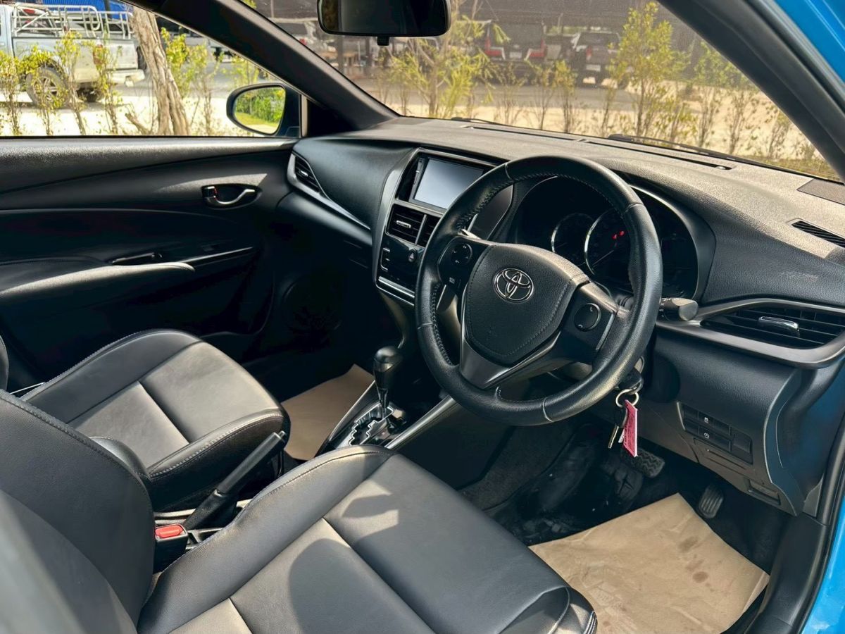 Front view of Toyota Yaris Hatchback 1.2 Sport year 2020 blue color used car in Hatyai รูปที่ 15
