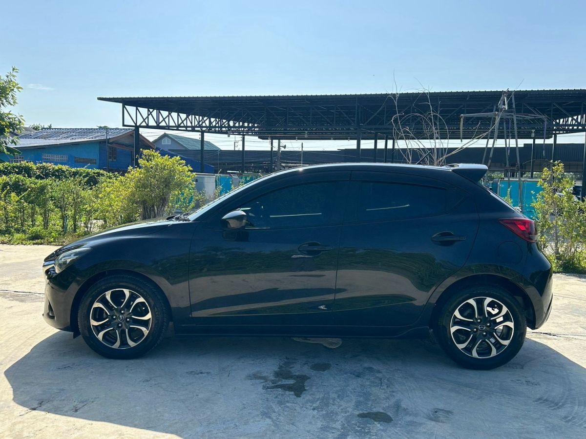 Front view of Mazda 2 Hatchback 1.5 XD Sports year 2015 black color used car in Hatyai รูปที่ 4