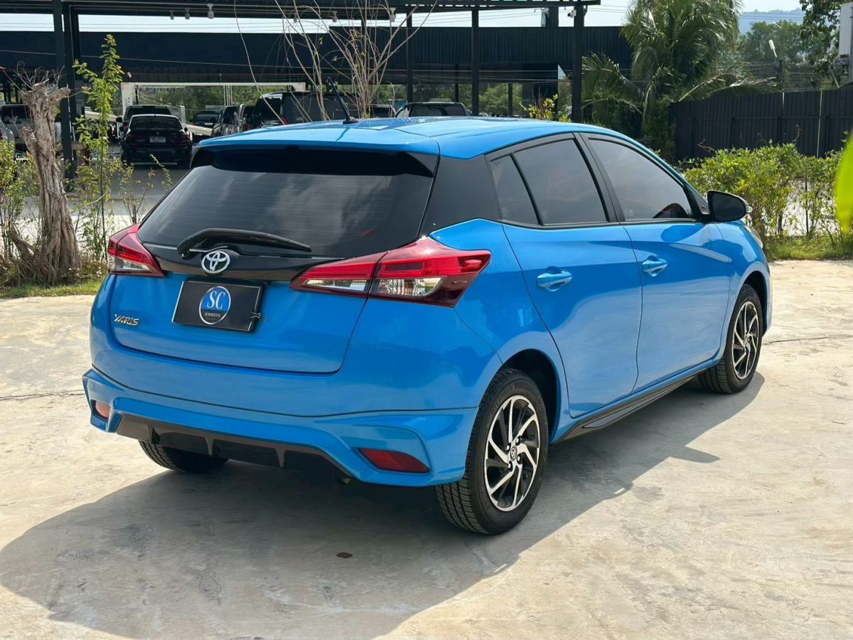 Front view of Toyota Yaris Hatchback 1.2 Sport year 2020 blue color used car in Hatyai รูปที่ 6