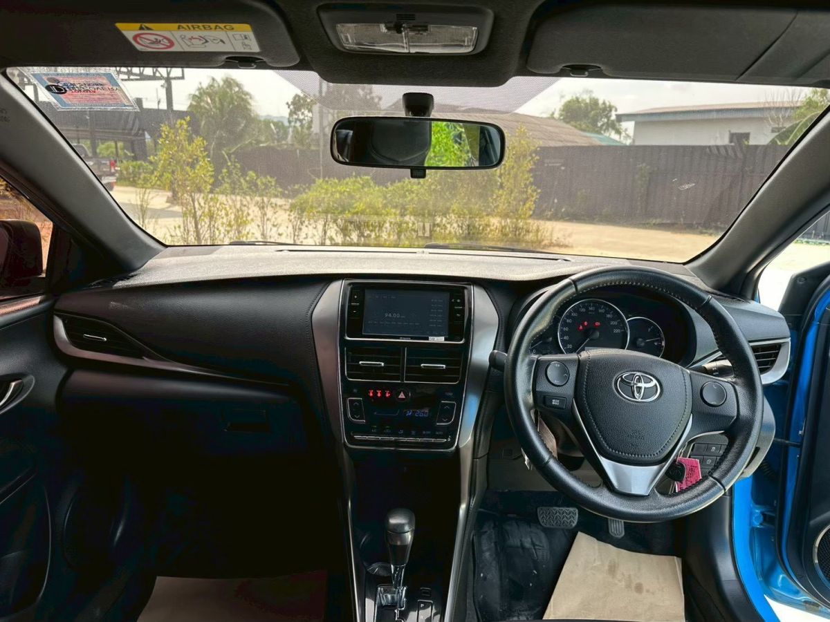Front view of Toyota Yaris Hatchback 1.2 Sport year 2020 blue color used car in Hatyai รูปที่ 18