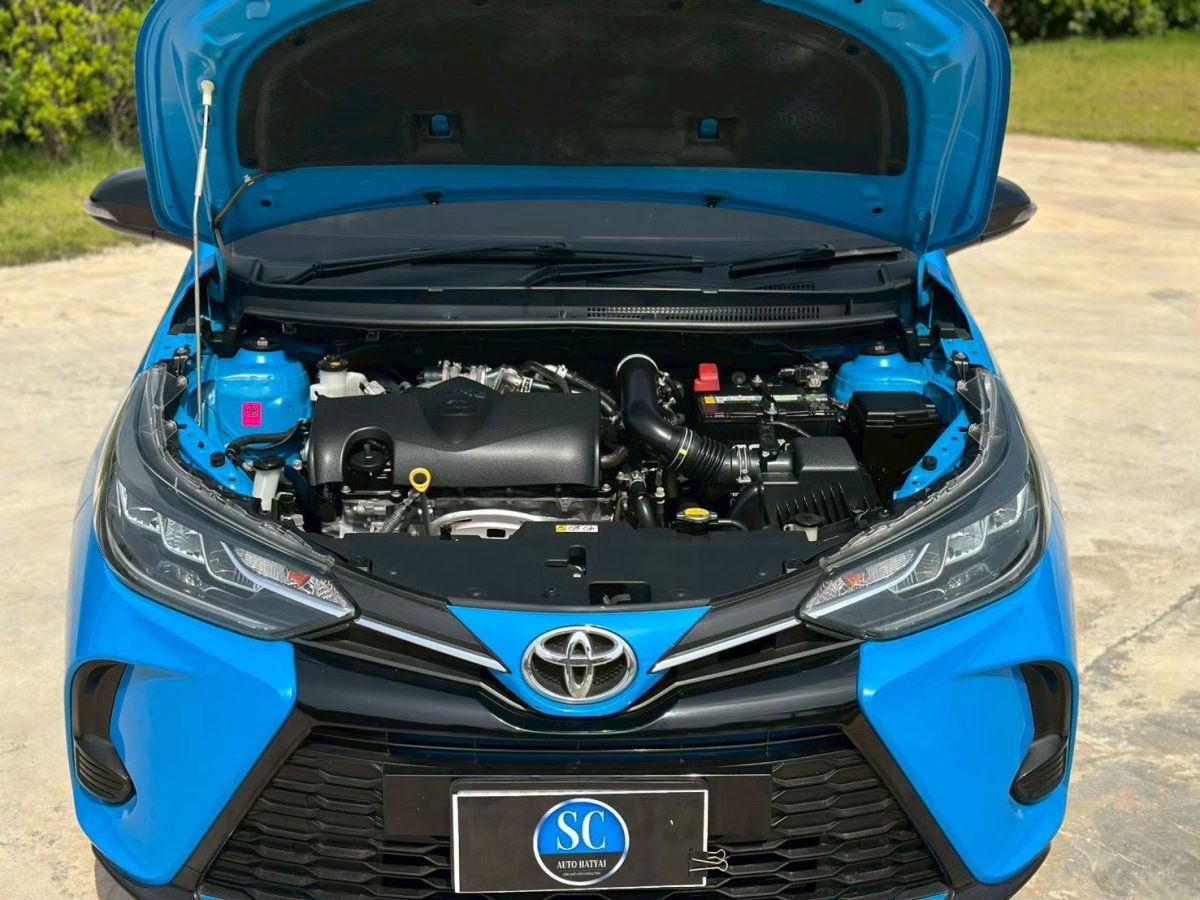 Front view of Toyota Yaris Hatchback 1.2 Sport year 2020 blue color used car in Hatyai รูปที่ 11