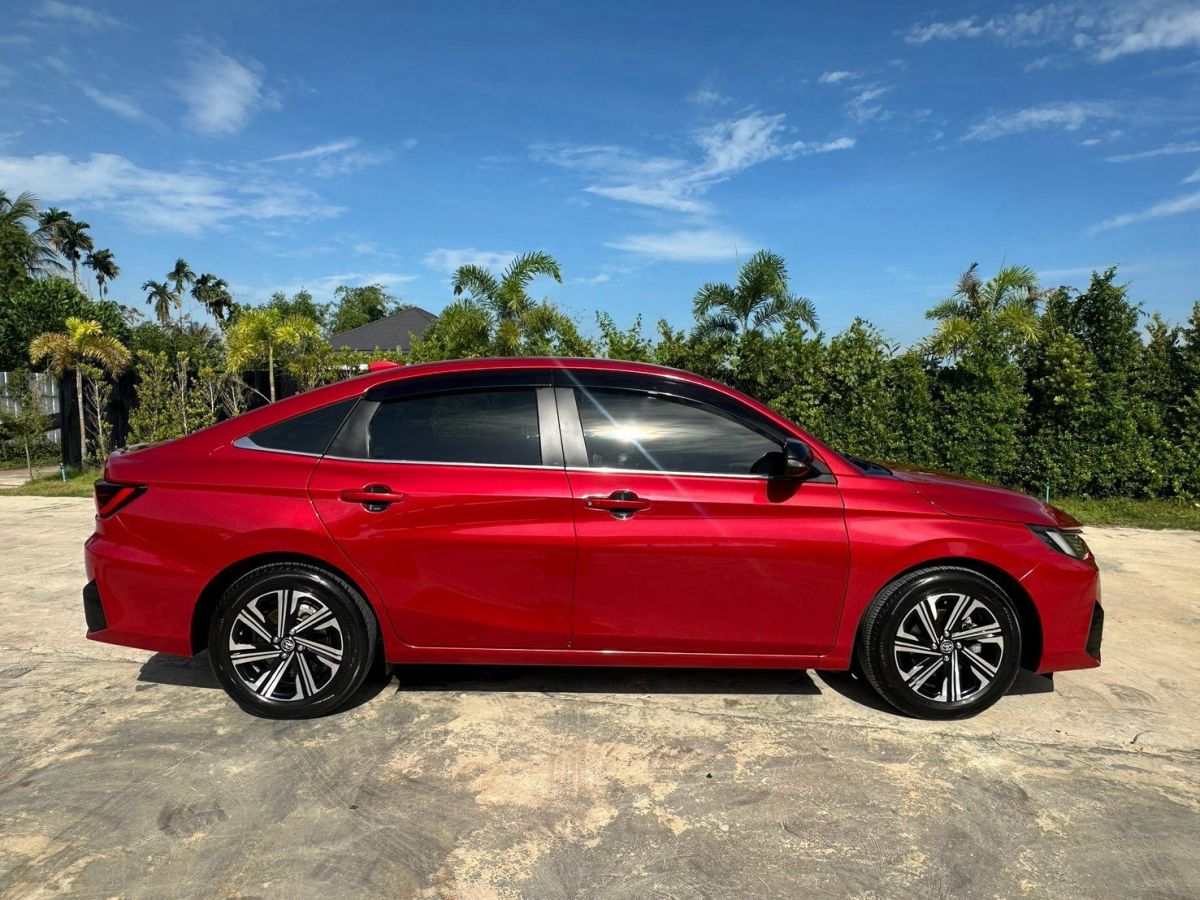 Front view of Toyota Yaris Ativ 1.2 Premium Luxury year 2023 red color used car in Hatyai รูปที่ 5