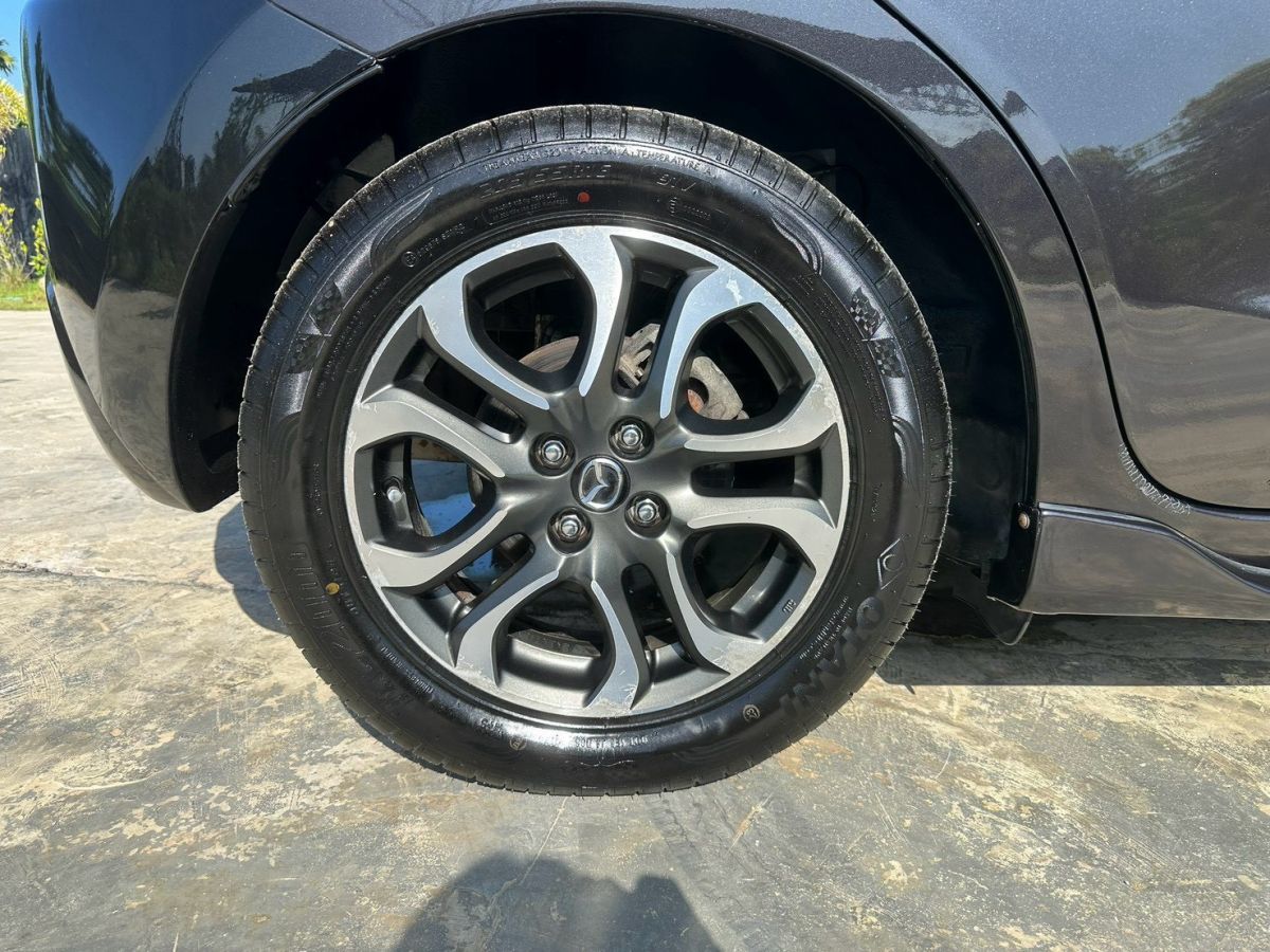 Front view of Mazda 2 Hatchback 1.5 XD Sports year 2015 black color used car in Hatyai รูปที่ 21