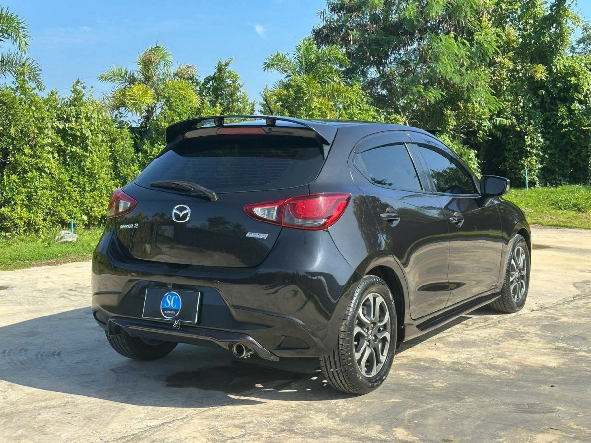 Front view of Mazda 2 Hatchback 1.5 XD Sports year 2015 black color used car in Hatyai รูปที่ 7