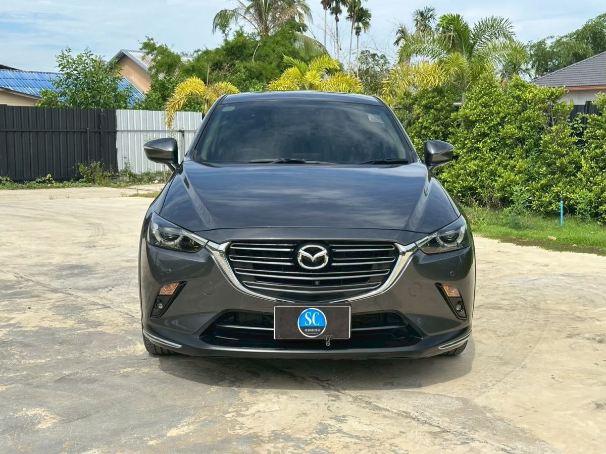 Front view of Mazda CX-3 2.0 Comfort year 2023 grey color used car in Hatyai