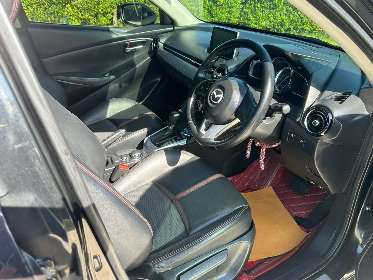 Front view of Mazda 2 Hatchback 1.5 XD Sports year 2015 black color used car in Hatyai รูปที่ 12